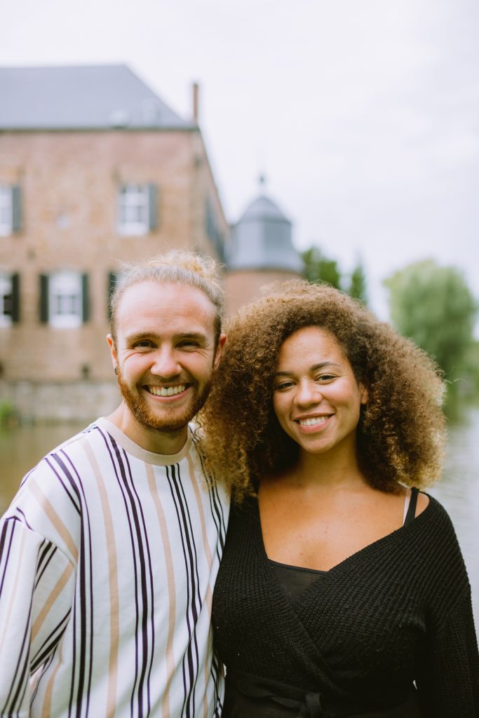 Transgender man en zwarte vrouw queer koppel Visit Netherlands door Maartje Hensen