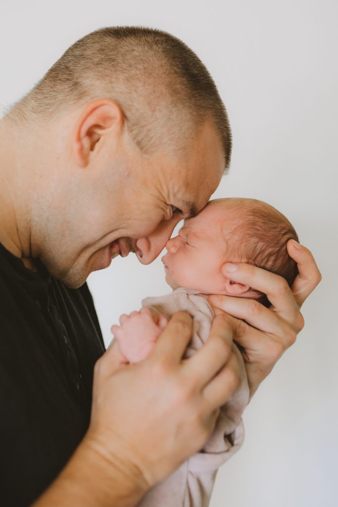 Newborn fotografie papa en baby