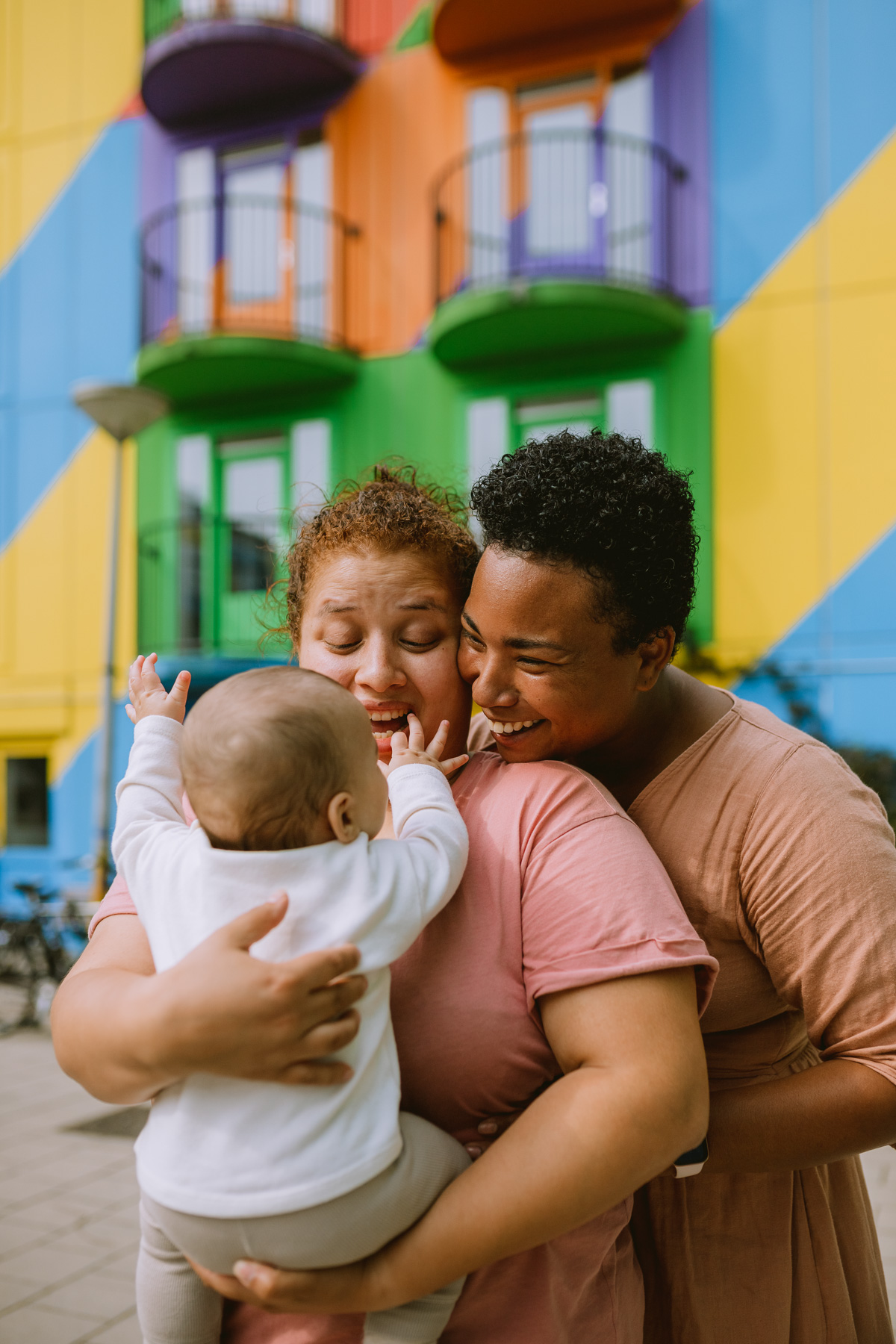 Regenboogfamilie lesbische moeders fotoshoot